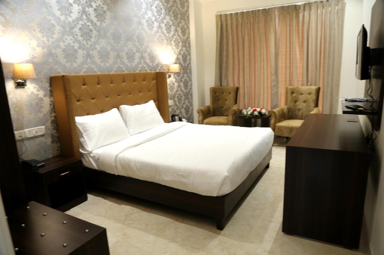 Awadh Inn Noida Exterior photo